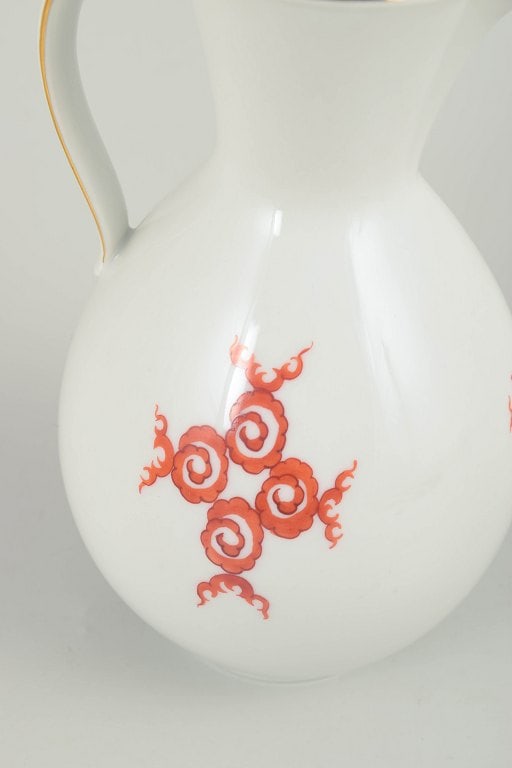 Germany. Baluster-shaped porcelain jug decorated with a red Ming dragon. Approx. 1940s. - 3