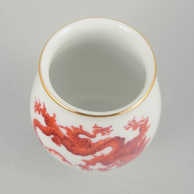 Germany. Small porcelain vase decorated with a red Ming dragon. Approx. 1940s. - 2