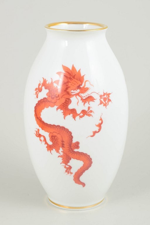 Germany. Porcelain vase decorated with a red Ming dragon. Approx. 1940s.: Vase with Ming dragon, Meissen area. Baluster-shaped vase in white-glazed porcelain decorated with a red Ming dragon and a gilt rim. The model was produced in the Meissen area and is not made by the