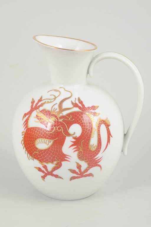 Schaubach, Germany. Porcelain pitcher decorated with a red Ming dragon. Approx. 1940s–1950s.: Schaubach Germany, pitcher with Ming dragon. Baluster-shaped pitcher in white-glazed porcelain decorated with a red Ming dragon and a gilt rim. The piece is marked Schaubach Germany and Gold Plated