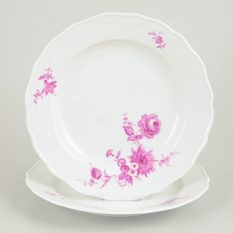 Meissen, Germany. Set of two porcelain dinner plates with floral motifs. Early 20th century.: Meissen, set of two dinner plates. Set of two white-glazed porcelain plates decorated with hand-painted floral motifs in pink tones. Origin: Germany. Material: Porcelain. Dimensions: H. 3 cm, D. 25 cm
