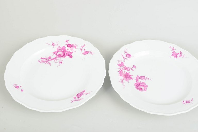 Meissen, Germany. Set of two porcelain dinner plates with floral motifs. Early 20th century. - 2
