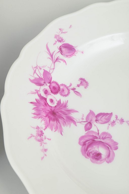 Meissen, Germany. Set of two porcelain dinner plates with floral motifs. Early 20th century. - 3