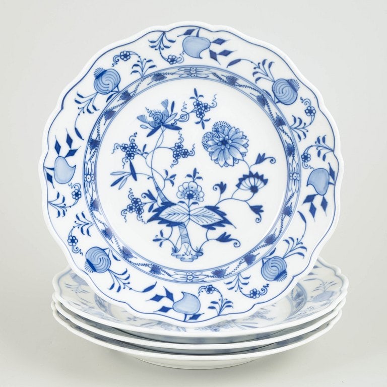 Meissen, Germany. Set of four porcelain deep plates, Blue Onion pattern. Early 20th century.: Meissen, set of 4 deep plates, Blue Onion pattern. Set of four deep porcelain plates with blue underglaze decoration in the classic Blue Onion pattern. Origin: Germany. Material: Porcelain. Dimensions