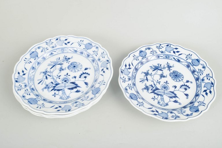 Meissen, Germany. Set of four porcelain deep plates, Blue Onion pattern. Early 20th century. - 2