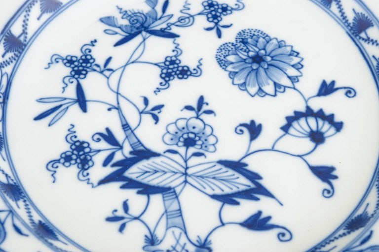 Meissen, Germany. Set of four porcelain deep plates, Blue Onion pattern. Early 20th century. - 3