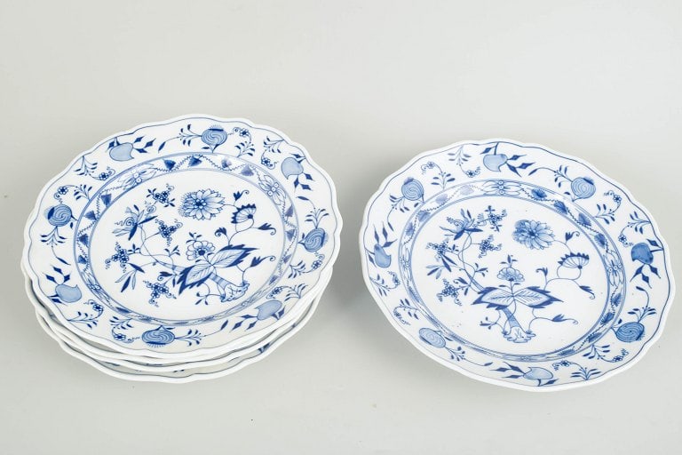 Meissen, Germany. Set of five porcelain deep plates, Blue Onion pattern. Early 20th century. - 2