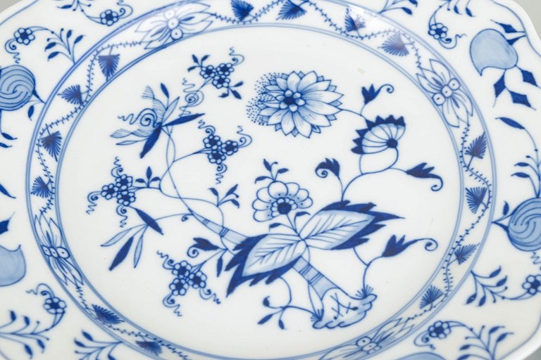 Meissen, Germany. Set of five porcelain deep plates, Blue Onion pattern. Early 20th century. - 3