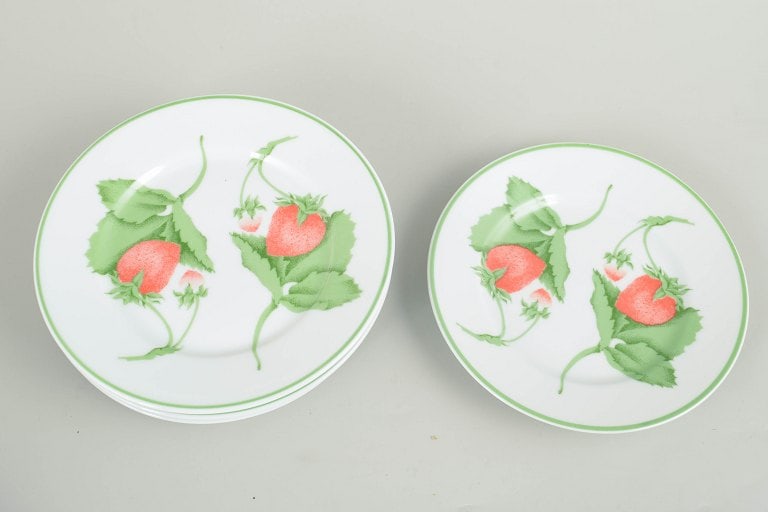 Bill Goldsmith for Limoges, France. Fraise, set of five small porcelain plates. Approx. 1980s. - 2