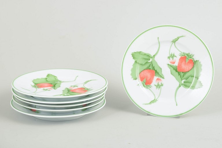 Bill Goldsmith for Limoges, France. Fraise, set of six porcelain lunch plates. Approx. 1980s.: Bill Goldsmith for Limoges, Fraise, set of 6 plates. Set of six small porcelain plates decorated with strawberries and leaves from the Fraise series. Origin: France. Designer: Bill Goldsmith. Material