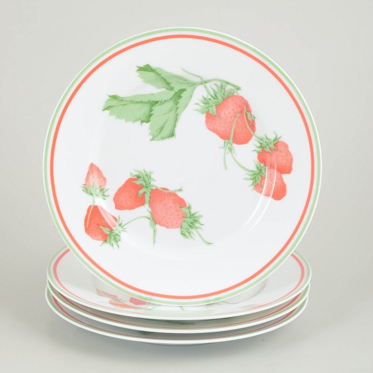Bill Goldsmith for Limoges, France. Fraise, set of four porcelain lunch plates. Approx. 1980s.: Bill Goldsmith for Limoges, Fraise, set of 4 lunch plates. Set of four porcelain lunch plates decorated with strawberries and leaves and finished with green and red rim bands, from the Fraise series. 