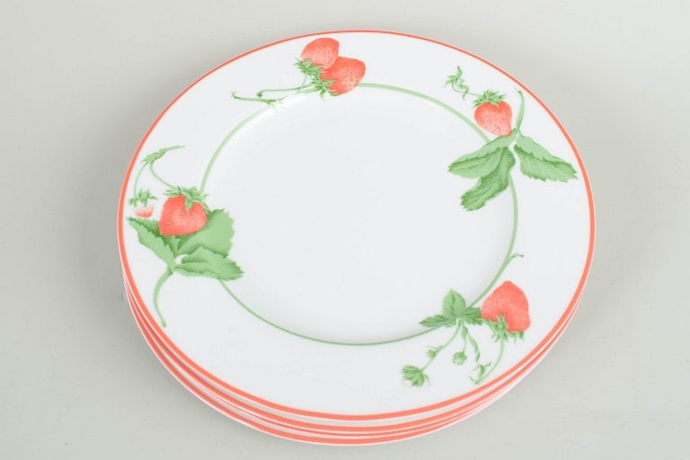 Bill Goldsmith for Limoges, France. Fraise, set of four porcelain dinner plates. Approx. 1980s. - 2