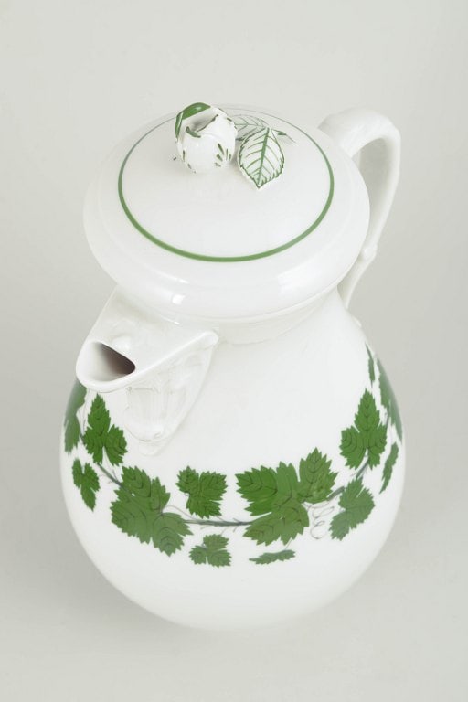 Meissen, Germany. Porcelain coffee pot from the green vine leaf series. Early 20th century. - 2