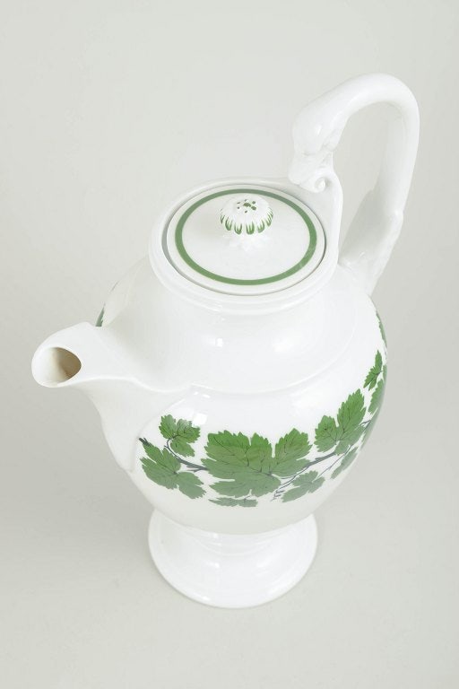 Meissen, Germany. Porcelain chocolate pot from the green vine leaf series. Early 20th century. - 2