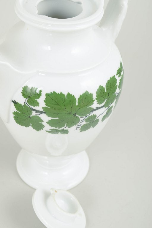 Meissen, Germany. Porcelain chocolate pot from the green vine leaf series. Early 20th century. - 3