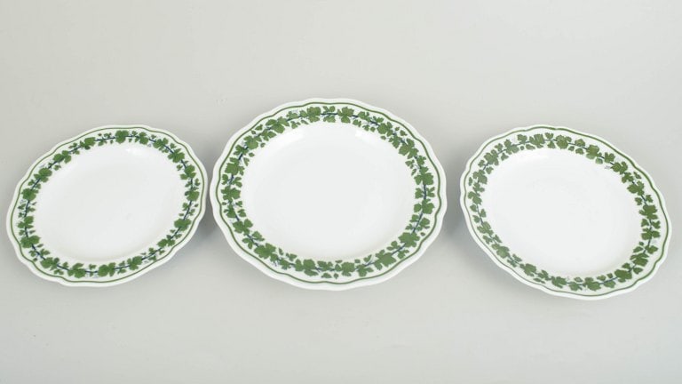 Meissen, Germany. Set of three porcelain plates from the green vine leaf series. Early 20th century. - 2