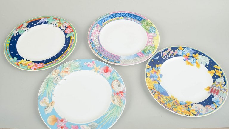 Hutschenreuther, Germany. Set of four small bone china lunch plates. Late 20th century. - 2
