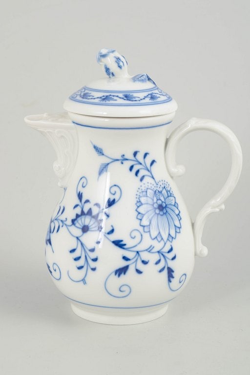 Meissen, Germany. Blue Onion, small porcelain coffee pot with lid. Mid-20th century.: Meissen, Blue Onion, small coffee pot with lid. Small coffee pot/demitasse pot in white porcelain with underglaze blue decoration in the Blue Onion pattern. Classic curved form with finial and handle.