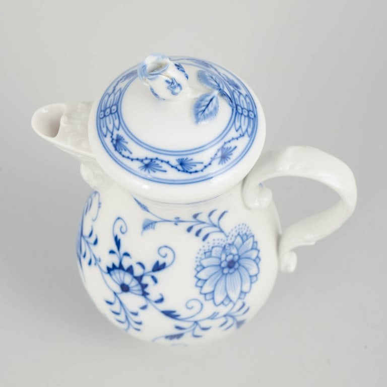 Meissen, Germany. Blue Onion, small porcelain coffee pot with lid. Mid-20th century. - 2