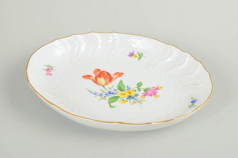 Meissen, Germany. Porcelain dish, Saxon flower series. Mid-20th century. - 2