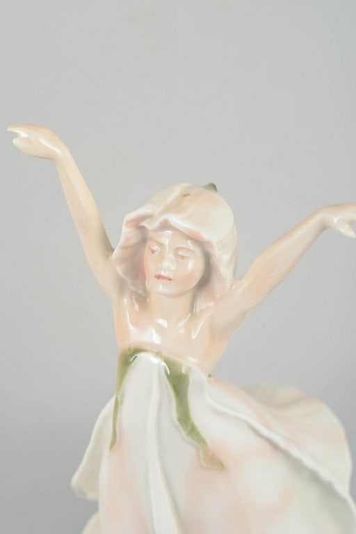 Bing & Grøndahl, Denmark. Little Ida's Flowers porcelain figurine of a young girl. Approx. 1970s. - 2