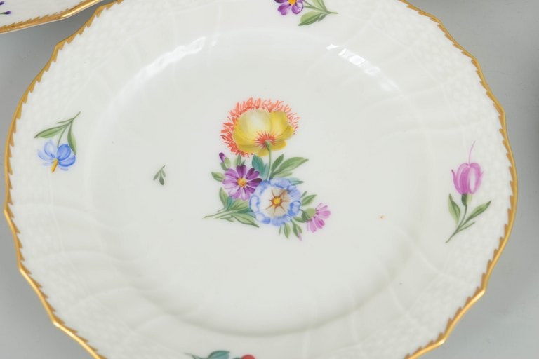 Royal Copenhagen, Denmark. Saxon Flower, set of four porcelain cake plates with floral decoration. - 3