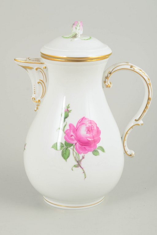Meissen, Germany. Porcelain coffee pot with lid, Pink flower series. Early 20 century.: Meissen, coffee pot with lid, Pink flower series. Coffee pot in white porcelain with hand-painted polychrome pink flower decoration from the Pink flower series and gilt accents. Baluster-shaped body w