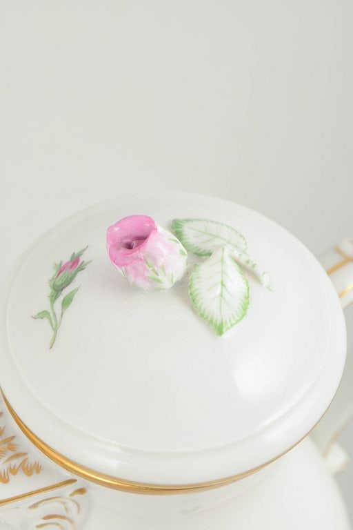 Meissen, Germany. Porcelain coffee pot with lid, Pink flower series. Early 20 century. - 2