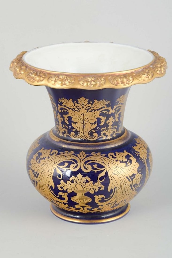 Rosenthal, Germany. Decorative porcelain vase with deep blue glaze and gilded floral motifs. 1940s.: Rosenthal Vase Ca. 1940s. Decorative porcelain vase with deep cobalt blue glaze and rich gilded floral motifs. Elegantly shaped with a scalloped gilt rim. Origin: Selb, Bavaria, Germany. Designer/Manu