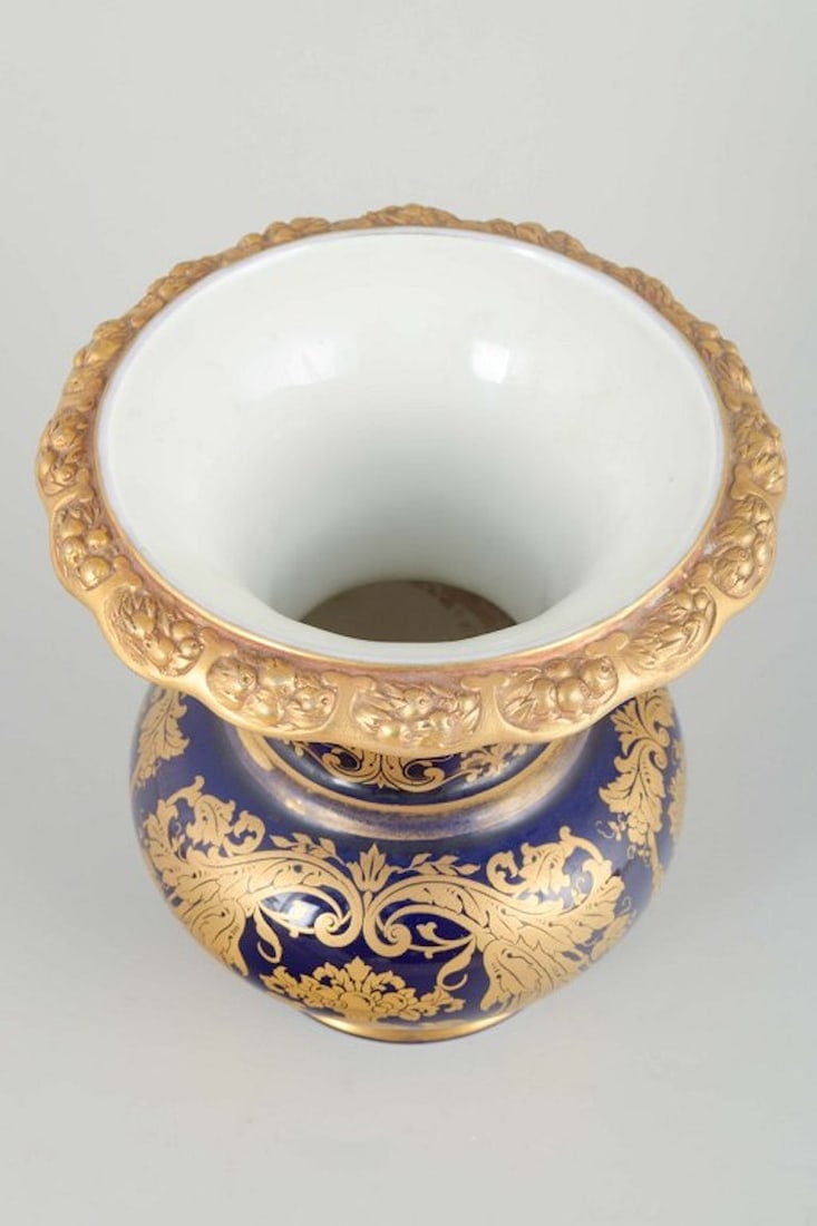 Rosenthal, Germany. Decorative porcelain vase with deep blue glaze and gilded floral motifs. 1940s. - 2