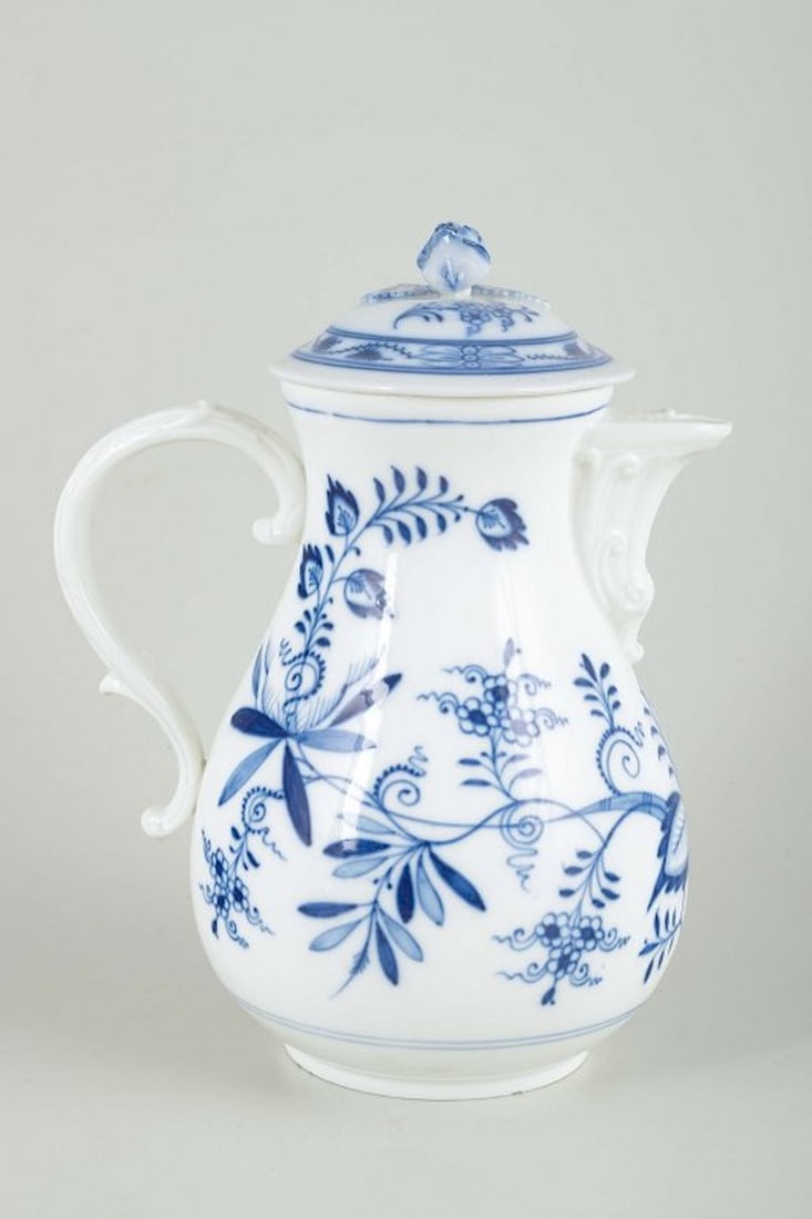 Meissen, Germany. Organically shaped blue Onion Pattern porcelain coffee pot. Early 20th century.: Meissen Coffee Pot, Early 20th Century Organic-shaped coffee pot in white porcelain with underglaze blue decoration in the classic “Zwiebelmuster” (onion pattern). The lid is topped with a nat
