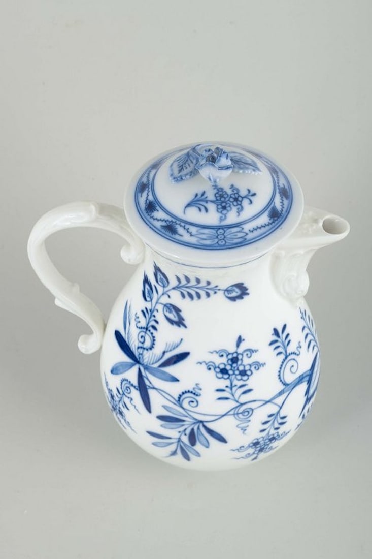 Meissen, Germany. Organically shaped blue Onion Pattern porcelain coffee pot. Early 20th century. - 2