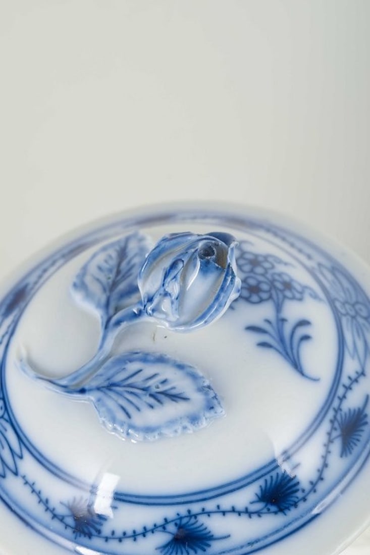 Meissen, Germany. Organically shaped blue Onion Pattern porcelain coffee pot. Early 20th century. - 3