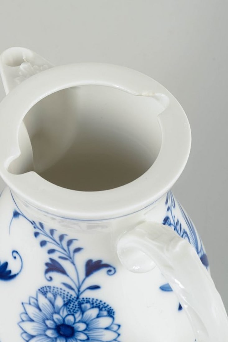 Meissen, Germany. Organically shaped blue Onion Pattern porcelain coffee pot. Early 20th century. - 4