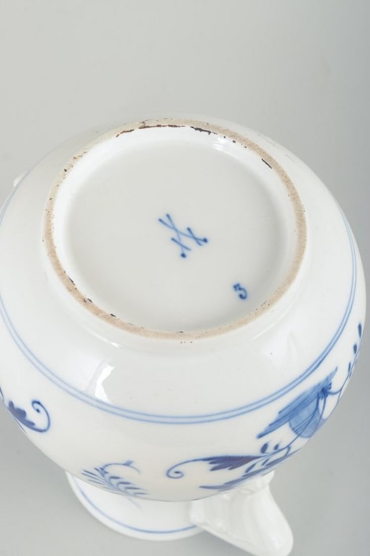 Meissen, Germany. Organically shaped blue Onion Pattern porcelain coffee pot. Early 20th century. - 5