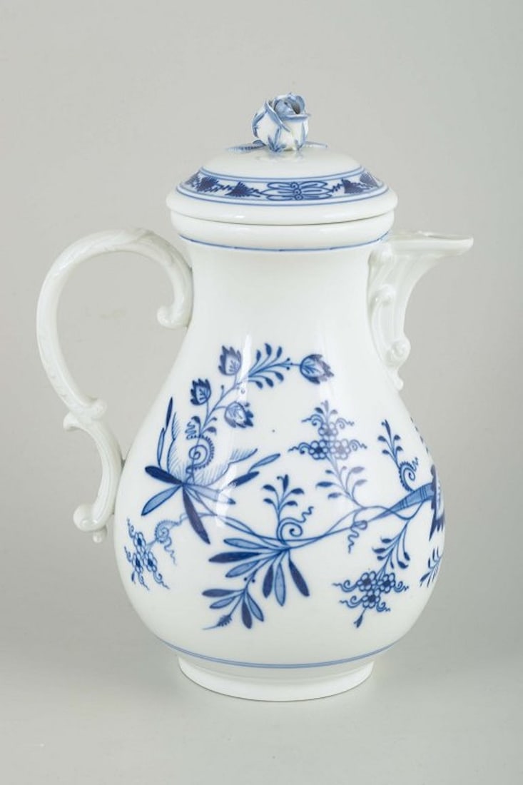 Meissen, Germany. Organically shaped blue Onion Pattern porcelain lidded jug. Early 20th century. (1 of 6)