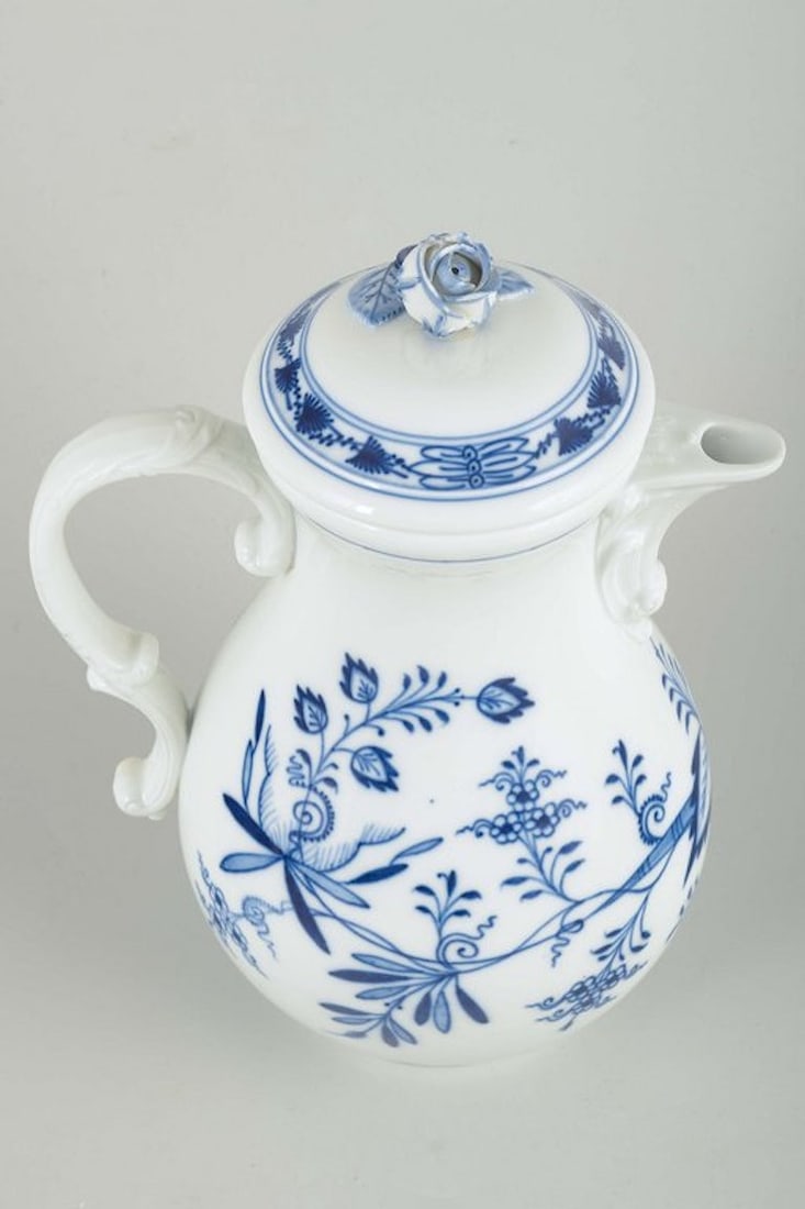 Meissen, Germany. Organically shaped blue Onion Pattern porcelain lidded jug. Early 20th century. - 2