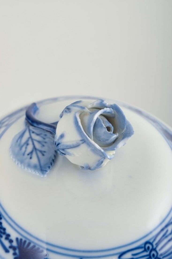 Meissen, Germany. Organically shaped blue Onion Pattern porcelain lidded jug. Early 20th century. - 3
