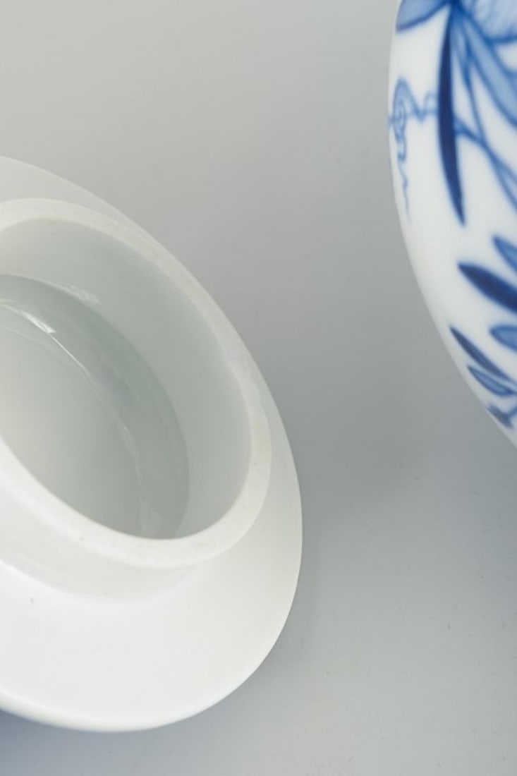Meissen, Germany. Organically shaped blue Onion Pattern porcelain lidded jug. Early 20th century. - 4