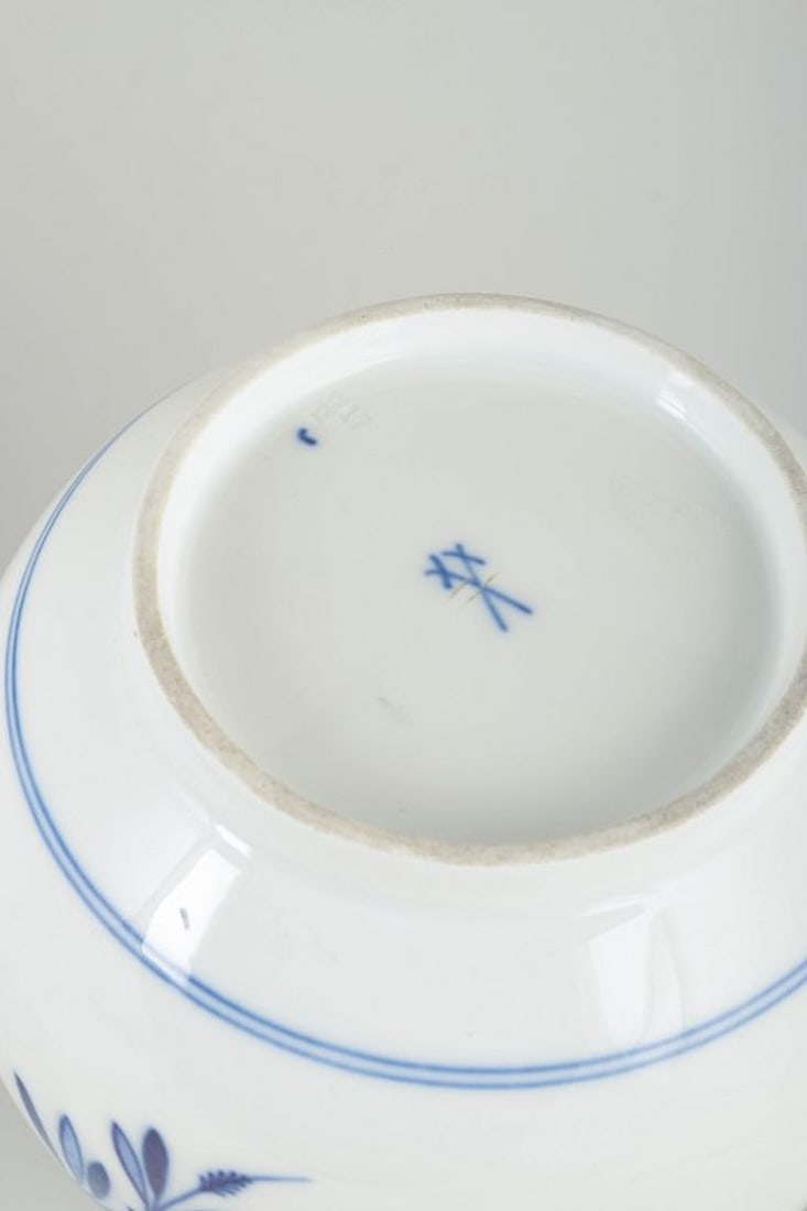 Meissen, Germany. Organically shaped blue Onion Pattern porcelain lidded jug. Early 20th century. - 6