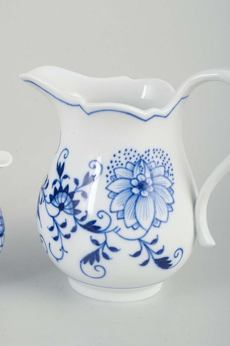 Meissen, Germany. Two organically shaped blue Onion Pattern porcelain creamers. Early 20th century. - 2