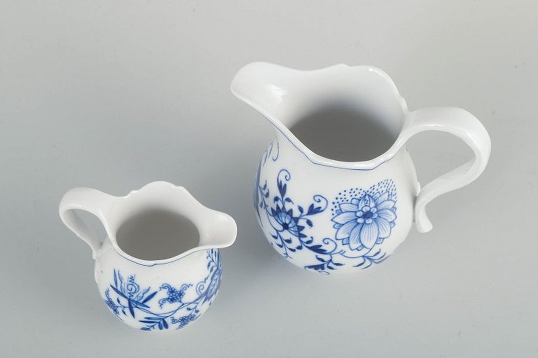 Meissen, Germany. Two organically shaped blue Onion Pattern porcelain creamers. Early 20th century. - 3