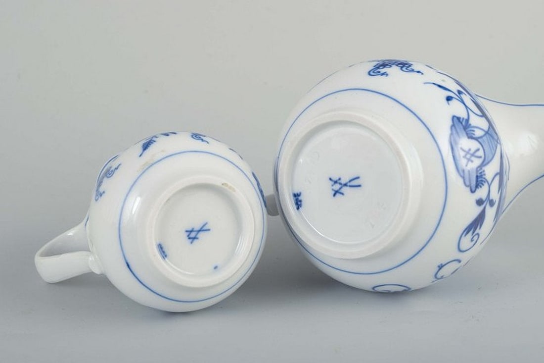 Meissen, Germany. Two organically shaped blue Onion Pattern porcelain creamers. Early 20th century. - 4