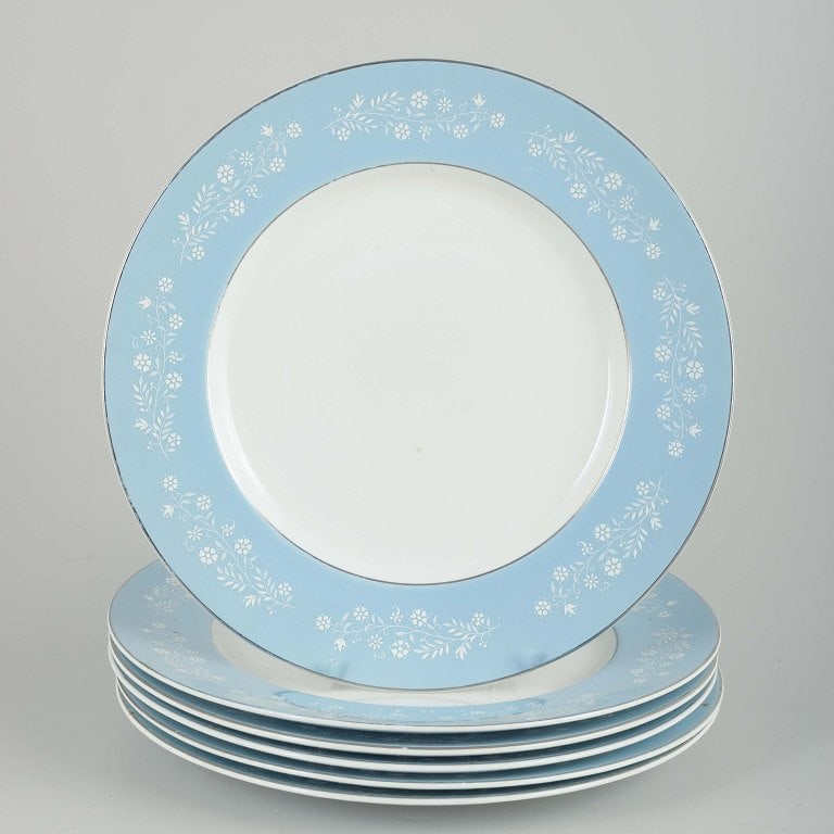 Grindley & Co., England. Set of six large 'Mille Fleurs' earthenware dinner plates. 1950/60s. (1 of 4)