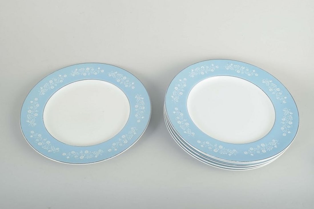 Grindley & Co., England. Set of six large 'Mille Fleurs' earthenware dinner plates. 1950/60s. - 2