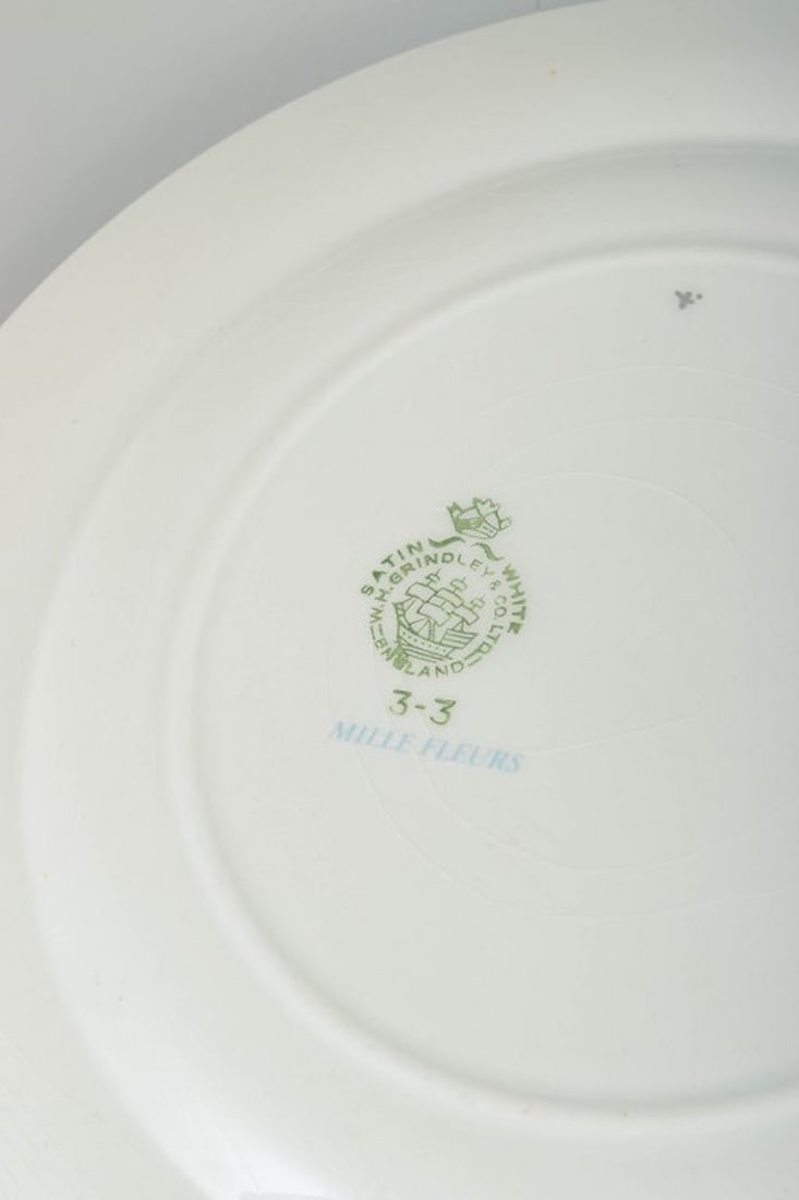 Grindley & Co., England. Set of six large 'Mille Fleurs' earthenware dinner plates. 1950/60s. - 4