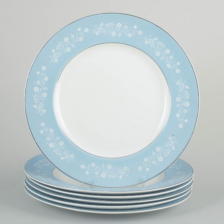 Grindley & Co., England. Set of six large 'Mille Fleurs' earthenware dinner plates. 1950/60s. (1 of 4)