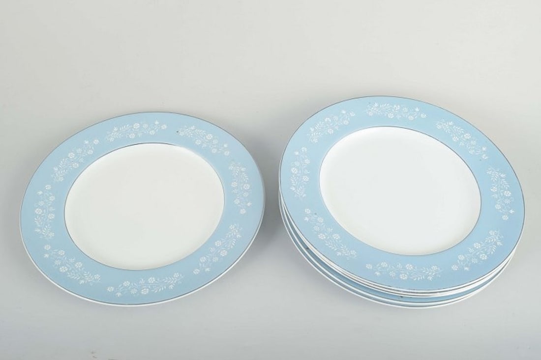 Grindley & Co., England. Set of six large 'Mille Fleurs' earthenware dinner plates. 1950/60s. - 2