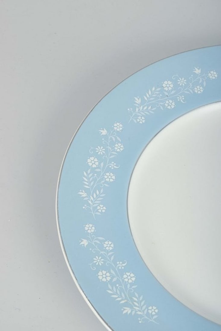 Grindley & Co., England. Set of six large 'Mille Fleurs' earthenware dinner plates. 1950/60s. - 3