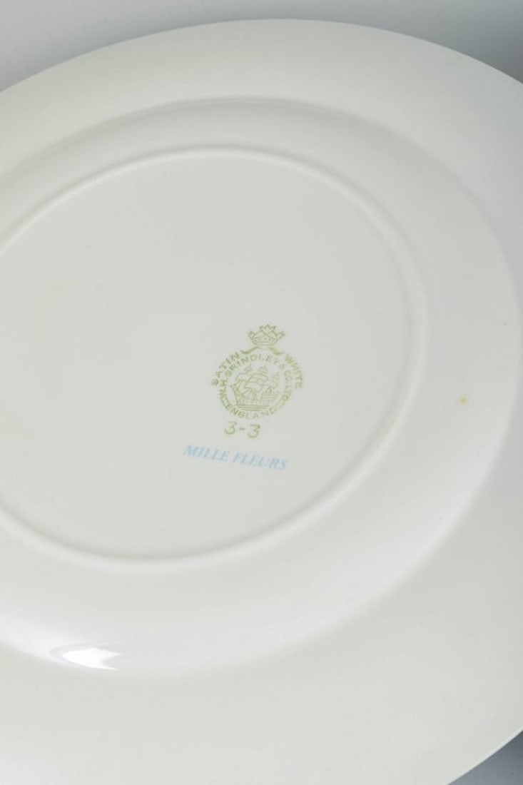 Grindley & Co., England. Set of six large 'Mille Fleurs' earthenware dinner plates. 1950/60s. - 4
